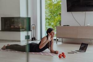 jong mooi vrouw sporten, uitrekken en beoefenen yoga met trainer via video telefoontje conferentie in helder zonnig zolder appartement. gezond levensstijl, welzijn en opmerkzaamheid concept. foto