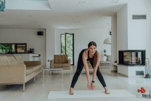 jong mooi vrouw sporten, uitrekken en beoefenen yoga met trainer via video telefoontje conferentie in helder zonnig huis. gezond levensstijl, welzijn en opmerkzaamheid concept. foto