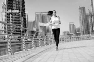 vrouw joggen in de ochtend foto