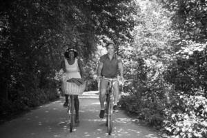 jong multi-etnisch koppel met een fietstocht in de natuur foto