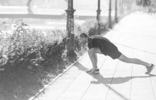 atleet man warming-up en stretching foto