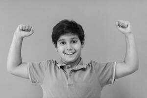 portret van een gelukkige jonge jongen foto
