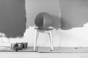 lege stoel en uitrusting om te schilderen foto