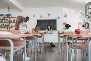 multiraciaal groep van kinderen vervelend gezicht maskers werken Bij klas, schrijven en luisteren uitleg van leraar in klas foto