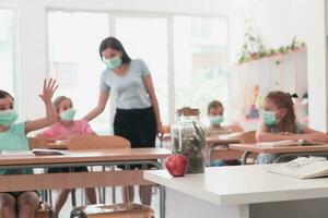 peuter- onderwijs. studenten Bij school- Speel interessant spellen met de leraar voor de doel van onderwijs foto