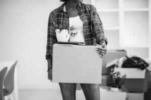 zwart meisje in beweging in de nieuw appartement foto