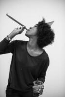 zwarte vrouw met feestmuts blaast op fluitje foto