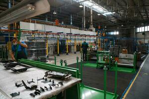 modern industrieel fabriek voor mechanisch bouwkunde uitrusting en machines vervaardiging van een productie hal foto