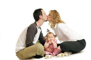 gelukkig jong familie samen in studio foto