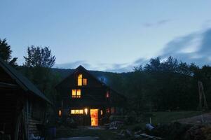 houten platteland huis in nacht foto