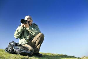 natuur fotograaf met digitaal camera foto