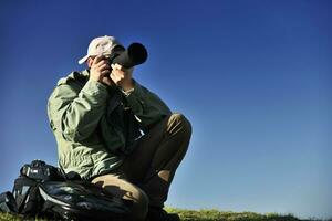 natuur fotograaf met digitaal camera foto