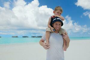 gelukkige familie op vakantie foto