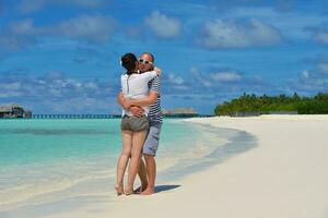 gelukkig jong paar Bij zomer vakantie hebben pret en kom tot rust Bij strand foto