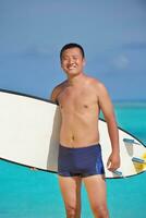 Mens met surfen bord Aan strand foto