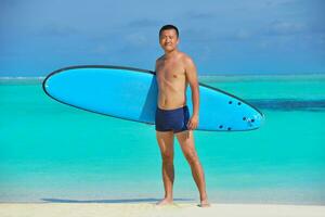 Mens met surfen bord Aan strand foto