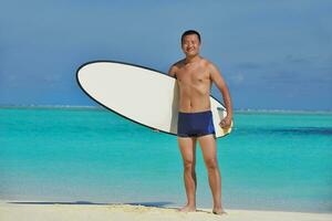 Mens met surfen bord Aan strand foto