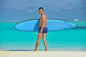 Mens met surfen bord Aan strand foto