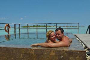 gelukkig jong paar Bij zomer vakantie hebben pret en kom tot rust Bij strand foto