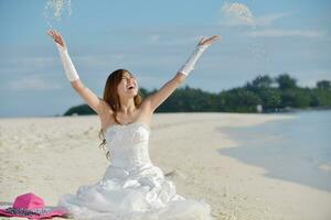 Aziatisch bruid Aan strand foto