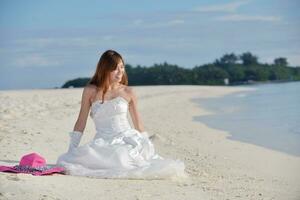 Aziatisch bruid Aan strand foto