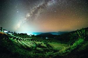 melkweg en dierenriemlicht bij ban pa bong piang, thailand. foto