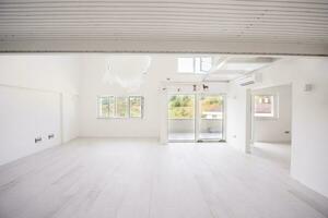 interieur van leeg elegant modern Open ruimte twee niveau appartement foto