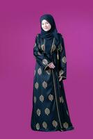 moslim vrouw met hijab in modern jurk foto