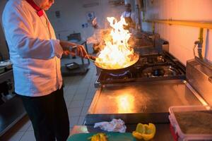 chef aan het doen flambe Aan voedsel foto