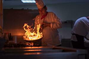 chef aan het doen flambe Aan voedsel foto