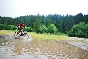 nat monteren fiets rijden foto