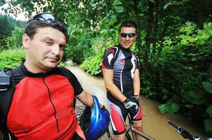 vriendschap en reizen Aan berg fiets foto