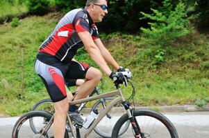 vriendschap buitenshuis Aan berg fiets foto