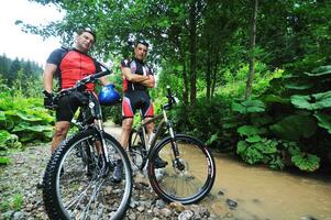 vriendschap en reizen Aan berg fiets foto