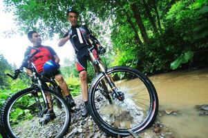 vriendschap en reizen Aan berg fiets foto