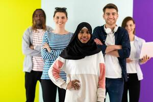 verschillend tieners gebruik makend van mobiel apparaten terwijl poseren voor een studio foto in voorkant van een kleurrijk achtergrond