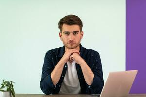 glimlachen jong Mens freelancer gebruik makend van laptop aan het studeren online werken van huis foto