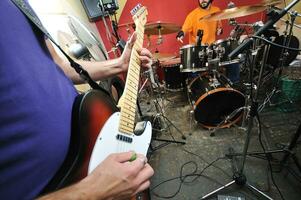 muziekband heeft training in garage foto