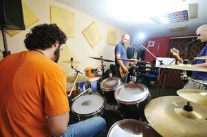 muziekband heeft training in garage foto