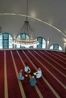 moslim mensen in moskee lezing koran samen foto