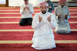 groep van moslim mensen bidden namaz in moskee. foto