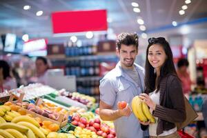 paar boodschappen doen in een supermarkt foto