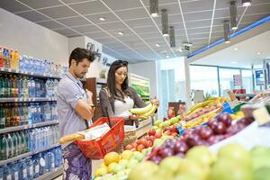 paar boodschappen doen in een supermarkt foto