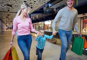 jong familie met boodschappen doen Tassen foto