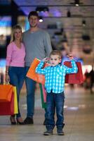 jong familie met boodschappen doen Tassen foto