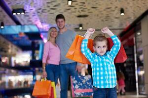 jong familie met boodschappen doen Tassen foto