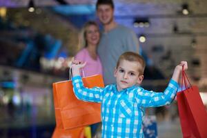 jong familie met boodschappen doen Tassen foto