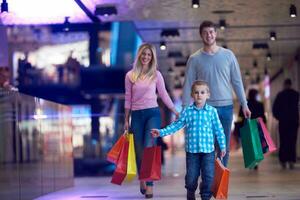 jong familie met boodschappen doen Tassen foto