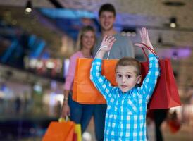 jong familie met boodschappen doen Tassen foto