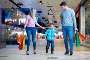 jong familie met boodschappen doen Tassen foto